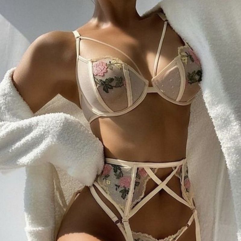 Dessous in vielen Farben und Styles fuer erotische Stunden - Dessous Lingerie Strapsen und mehr verspielte Reizwaesche kaufen Schweiz JustStyle