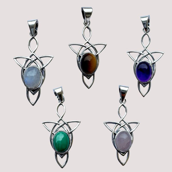 Spirituelles Schmuckstück mit diversen Edelsteinen im mystischen Trinity-Design