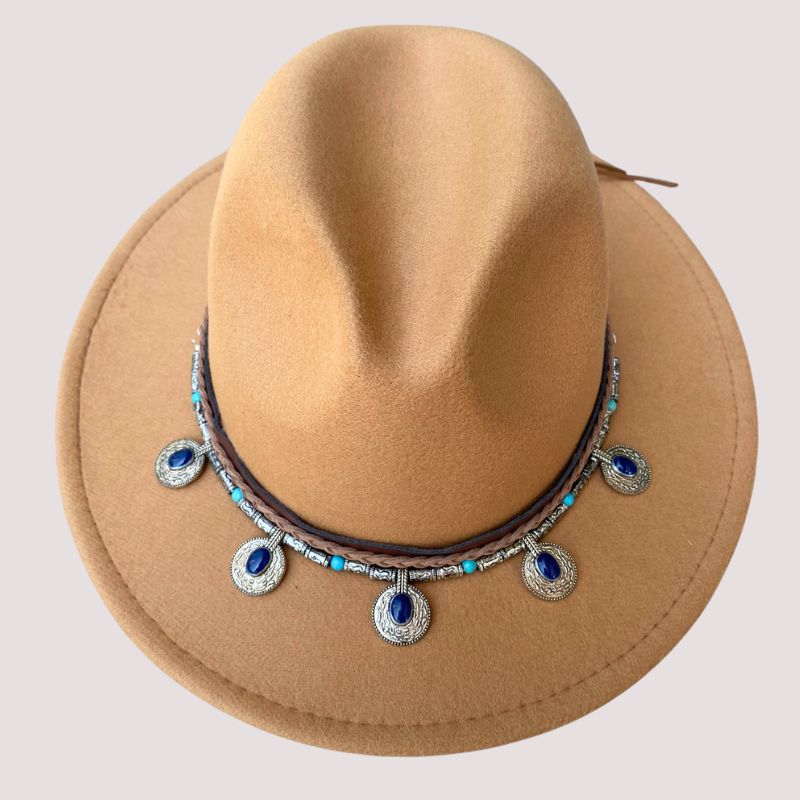 Boho Hut im Cowboy Style mit Ketten Accessoires um den Hut herum