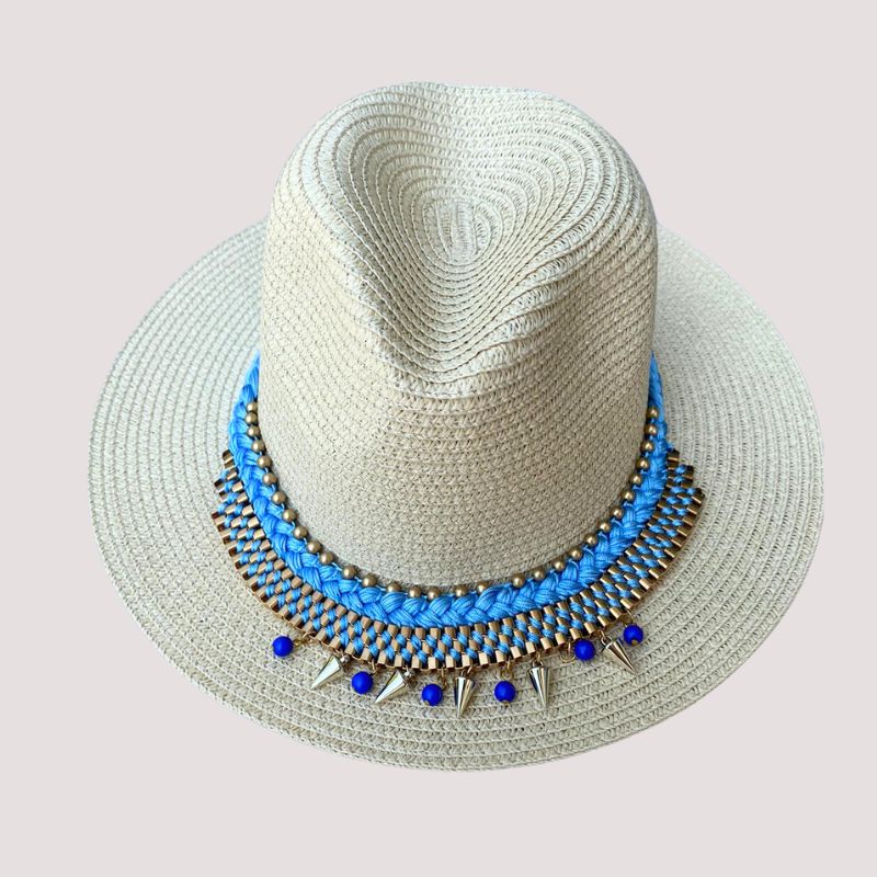 weisses Sonnenhut mit Krempe und blaue Kette Accessoires - Boho Fashion Hut