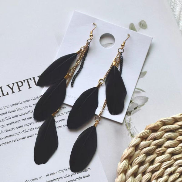 schwarze Boho Feder Ohrringe lang mit goldenen Details