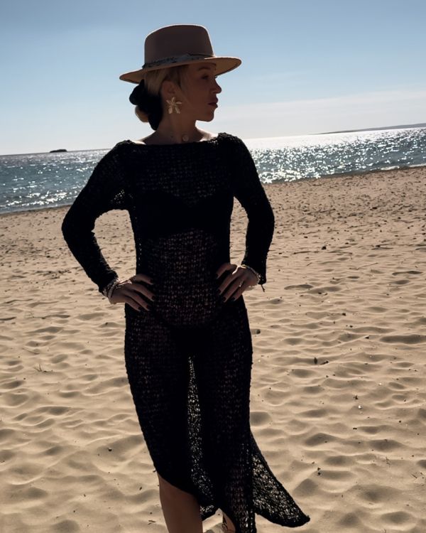 schwarzes elegantes Häkelkleid Strandkleid mit offenem Rücken und Schlitz auf der Seite des Kleides 