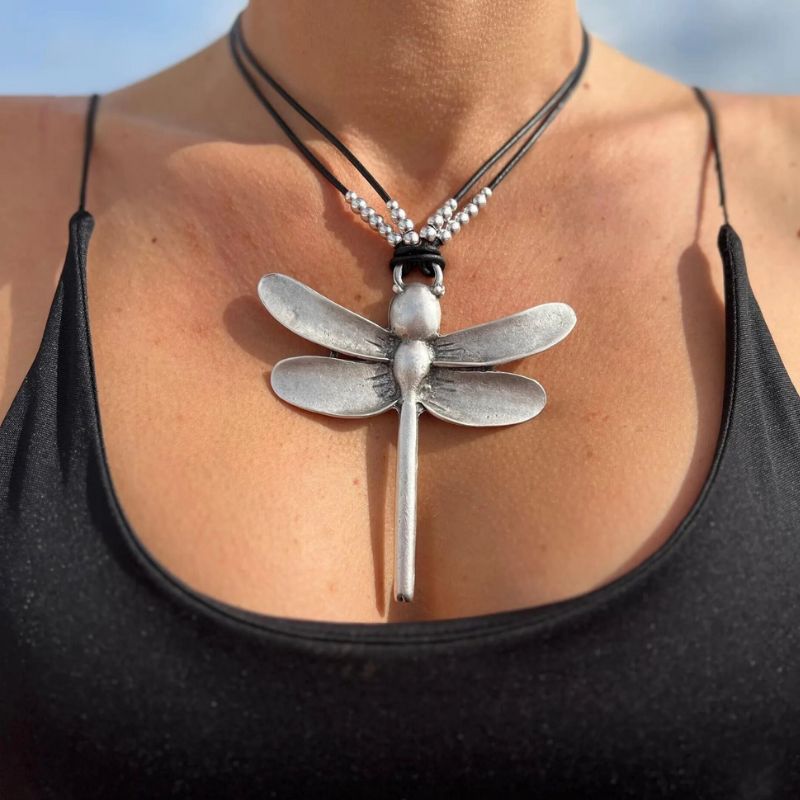 Silberne Libellen-Anhänger-Halskette mit funkelnden Detailperlen