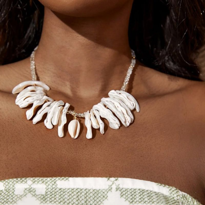 Strandinspirierte Halskette mit transparenten Perlen und Muscheldetails