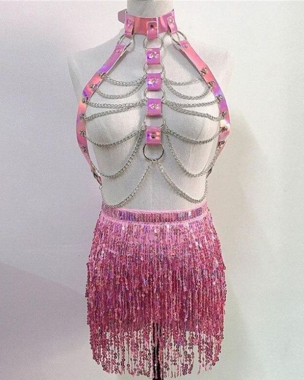 Hologramm Holographie Farben Festival Outfit aus Ketten Harness Oberteil und Fransen Rock in Rosa