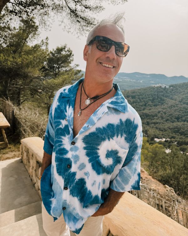 Ibiza Herren Bluse im Sommer Look und Batik Tie Print - Victor Spinelli in Ibiza 