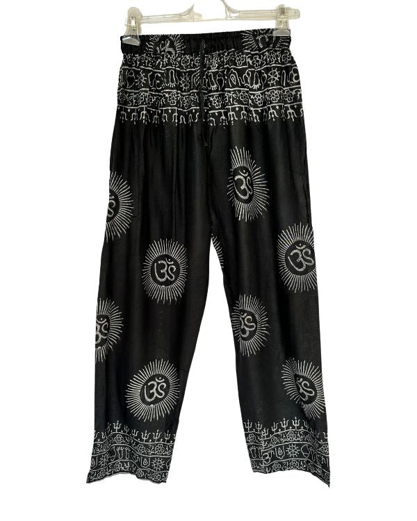 Schwarze Boho Yoga Hose mit elastischem Bund und lockerem Schnitt - Hose mit weissen Om Zeichen und Sanskrits 