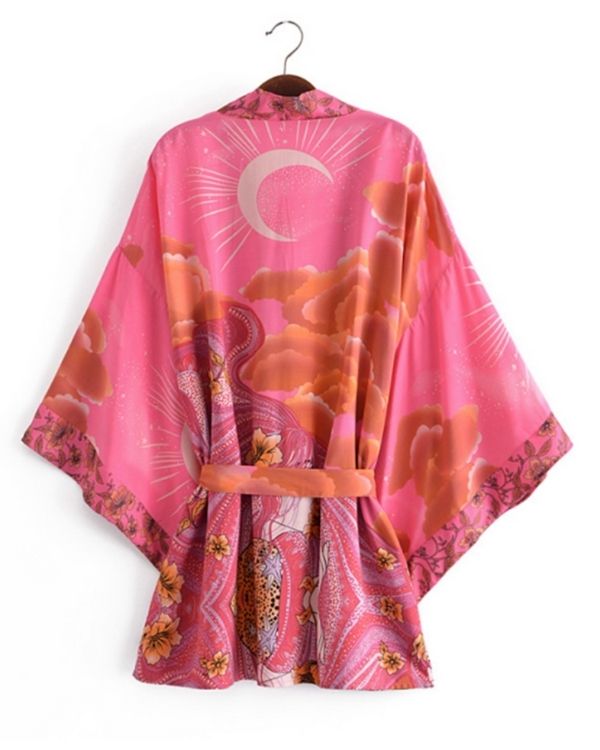 Modischer Kimono in Pink, Rosa und Orange mit faszinierenden Himmel- und Mondmotiven