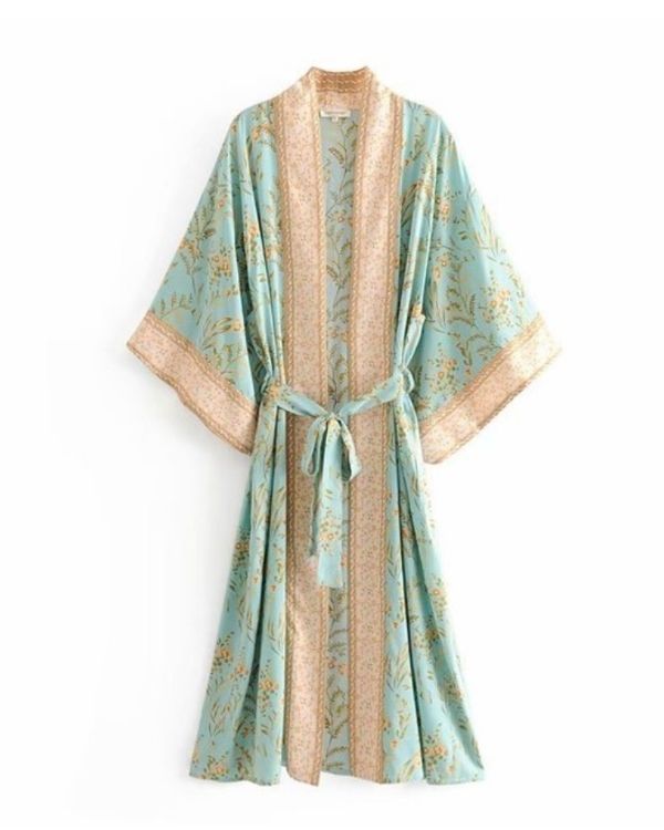 Langer Boho Kimono in pastellblau mit weiten Ärmeln und Blumenprint - langer Boho Kimono 
