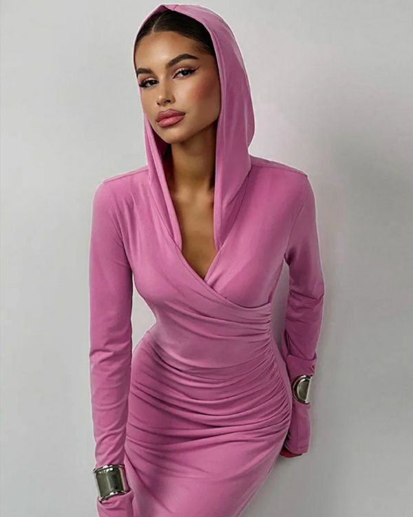 Elegantes langes Kleid mit Kapuze in Rosa für einen modernen, femininen Look