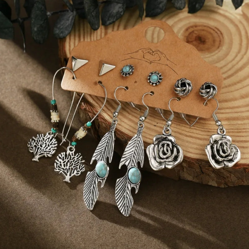 Silbernes Boho Ohrringe Set aus vielen diversen Ohrringen mit Rosen, Federn, Baum Motiven und mehr 