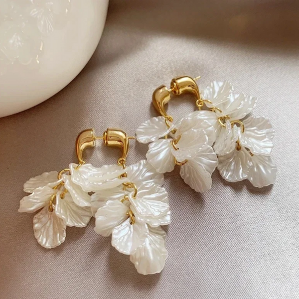 Sommerlicher Ohrschmuck mit goldenen Akzenten