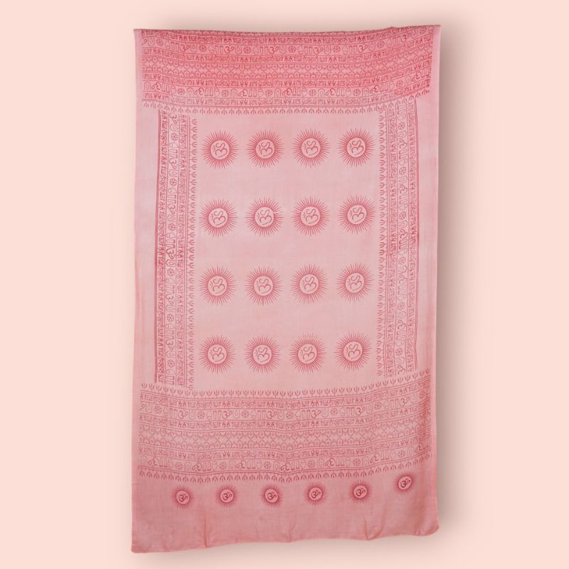 Rosa Multifunktionales Pareo Tuch mit roten Om Zeichen und indischen Schriften