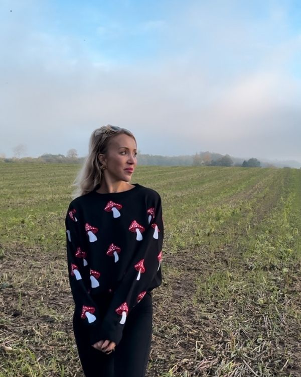 schwarzer langarm Feinstrick Pullover aus Viskose mit roten Pilz Motiven