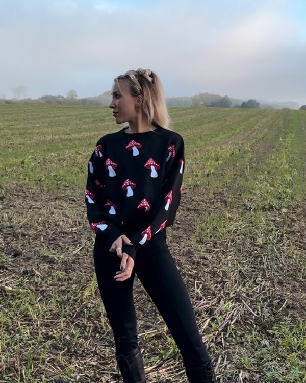 schwarzes Damen Pullover mit roten Pilz Motiven