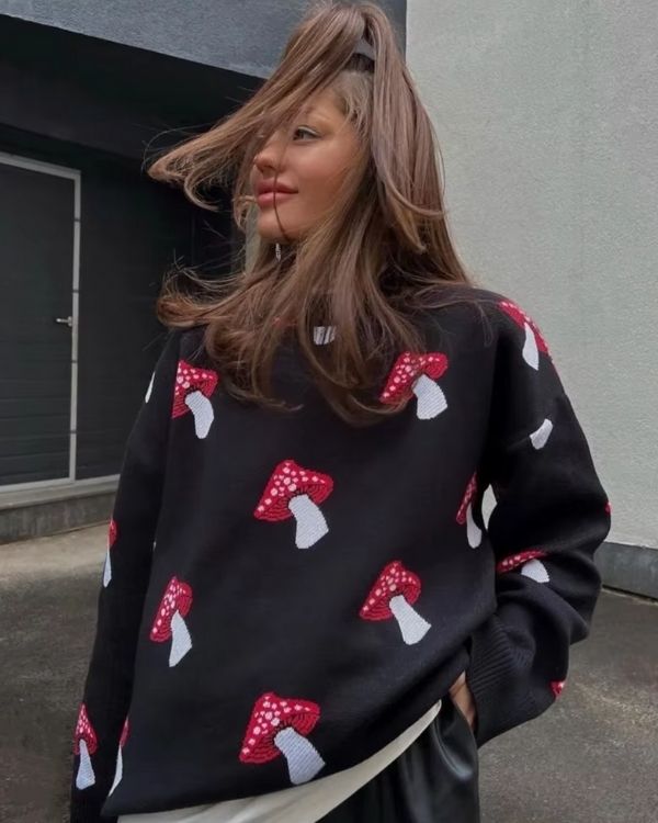 Moderner Pilz Pullover in schwarz mit roten Pilzen - Viskose Feinstrick Herbst Pullover
