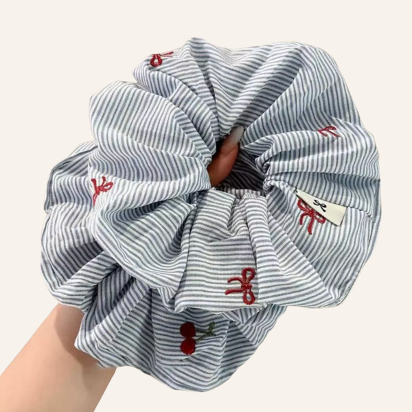 Gestreifter Scrunchie mit Details | Haargummis in blau-weiss gestreift mit Maschen und Kirsch Symbolen