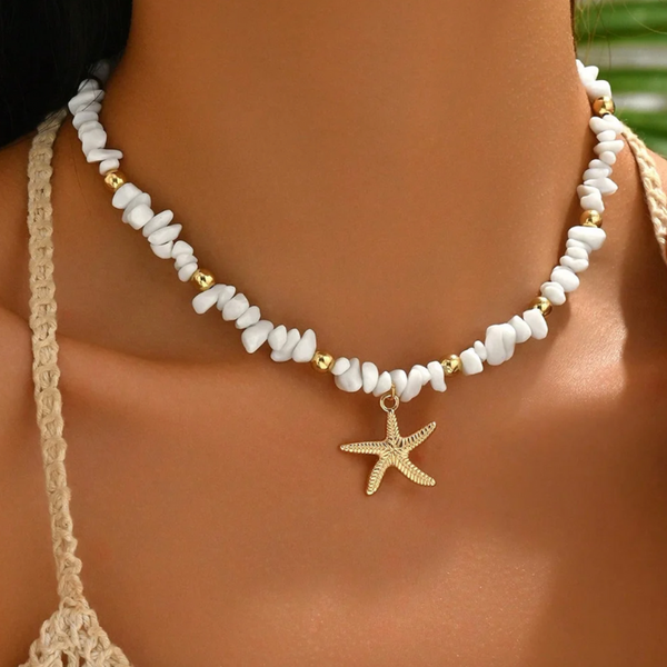 Halskette aus weissen Mineralsteinen mit goldenem Seestern Symbol