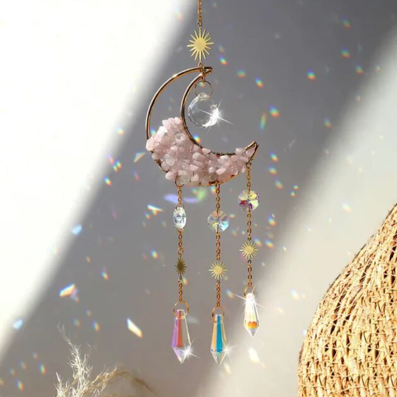 Sonnenfänger aus Mondsymbol mit Quarz Steinen und Prisma Steinen die das Sonnenlicht reflektieren - Wohnaccessoires Suncatcher 