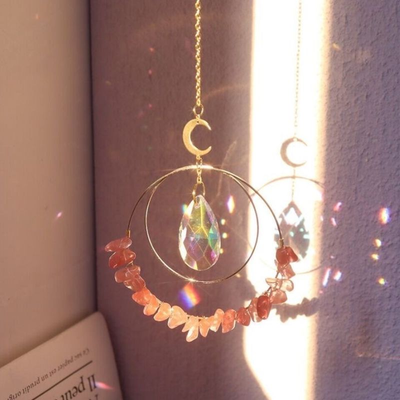 Suncatcher mit Quarz Edelsteinen und glitzerndem Prisma-Kristallstein und einem Mond Symbol