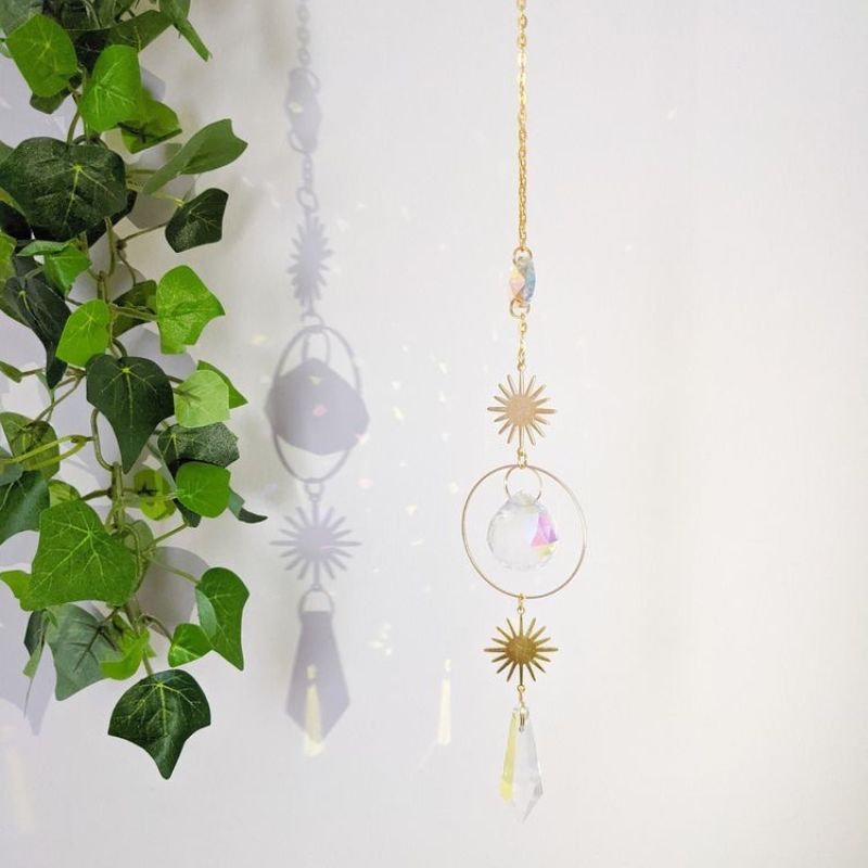 Sonnenfänger Suncatcher mit Kreis und Prisma Kristallstein und zwei goldenen Sonnen Symbolen