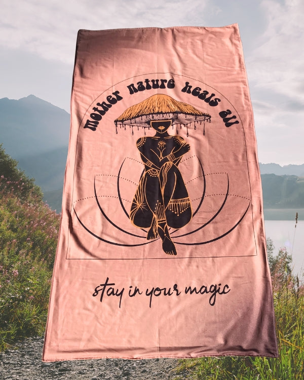 Mushroom Lady Badetuch Strandtuch mit Pilz Frau und Lotus Symbol - Mother Nature Heals all
