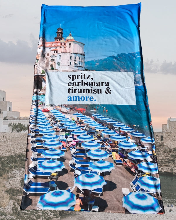 Blaues Strandtuch mit Italien Strand und Schirmen - Sommer Strandtuch in schönem Design mit Spruch 
