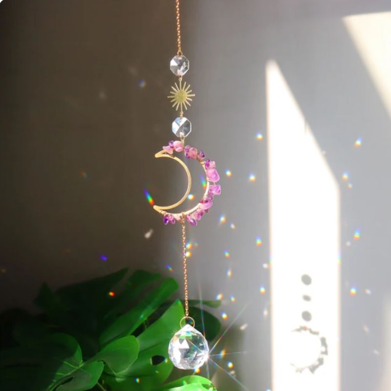Sonnenfänger mit Halbmond Symbol und Mineralsteinen in violett - Suncatcher mit Mond und Sonnen Symbole und Prisma Steinen