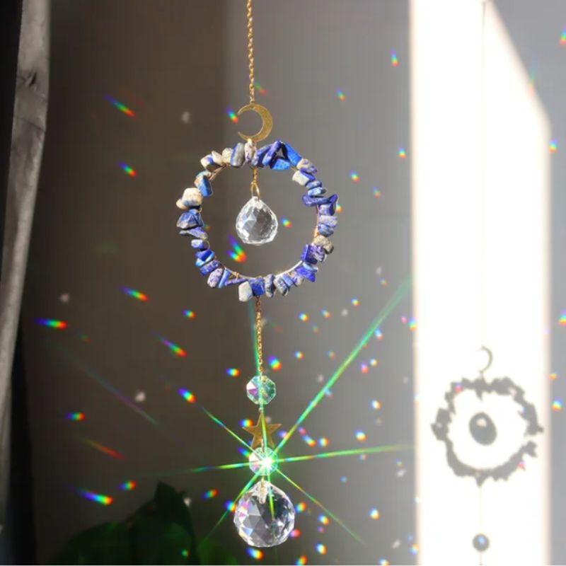 Sonnenfänger mit Lapis Mineralsteinen und Kristallsteinen die das Licht einfangen - Prisma Steine und Mond Symbole Sonnenfänger