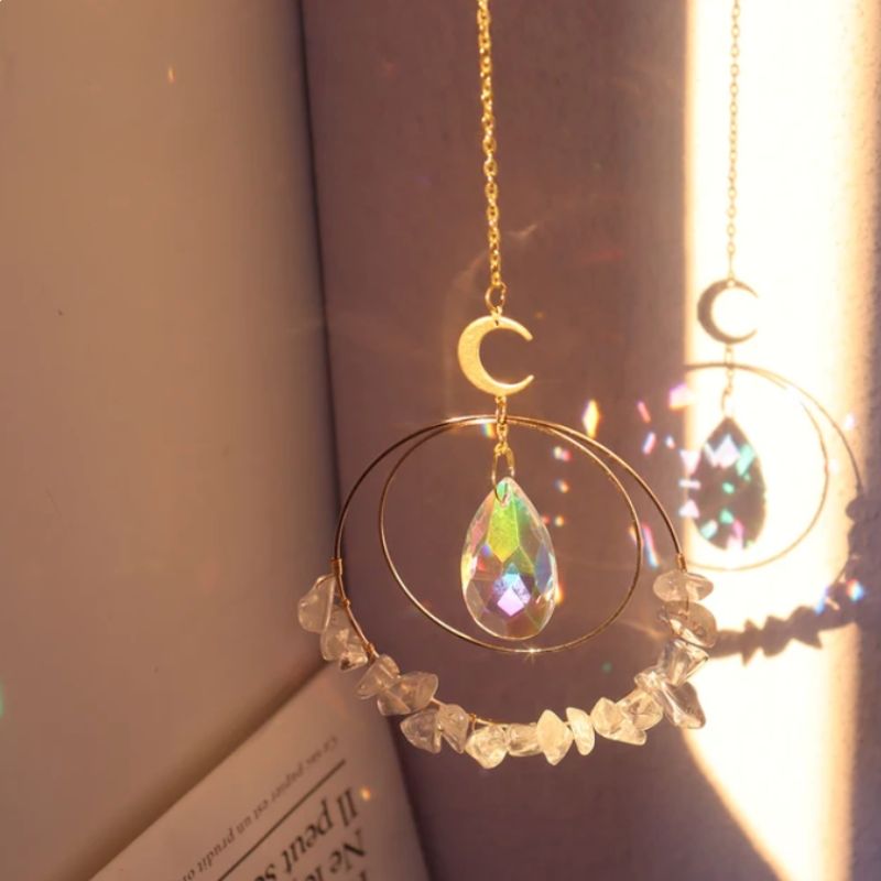 Sonnenfänger aus zwei Kreisen mit Kristalltropfen Prisma Effekt und Mineralsteinen um den Kreis herum und oben ein Mond Symbol