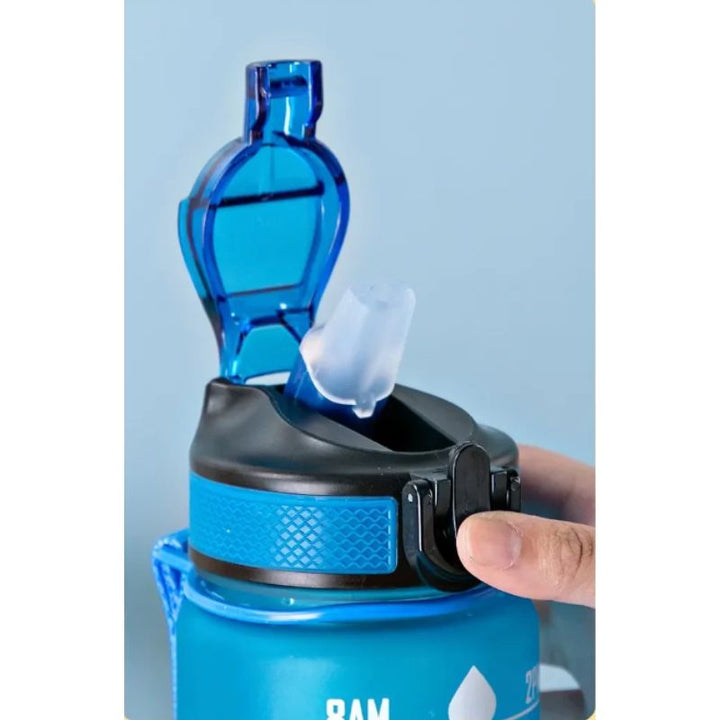 Trinkflasche in blau mit Trinkröhrchen und coolem Design