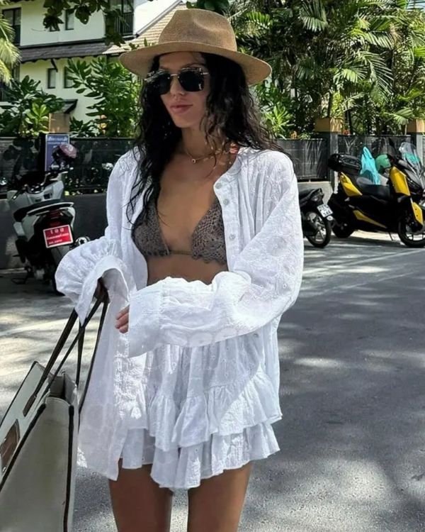 Chices Sommerensemble in Weiss für modebewusste Frauen - Zweiteiler Ruffle Set aus kurzer Hose und oversize Bluse 