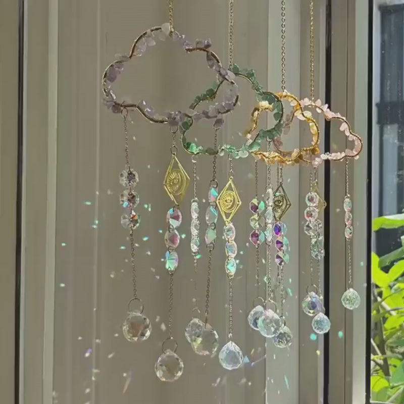Video von Sonnenfänger Suncatcher mit Kristallsteinen die das Sonnenlicht in Regenbogen Farben an die Wand spiegeln 