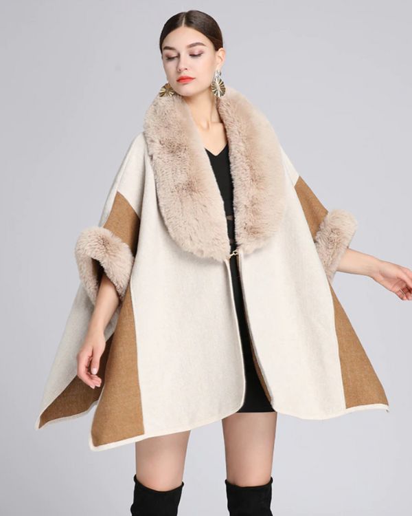 Beiger eleganter Damen Poncho Cape mit Kunstfell Kragen und Aermeln