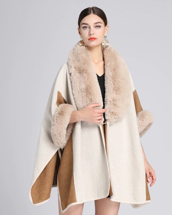 Eleganter Damen Cape Poncho mit Kunstfell Kragen in beige und Kunstfell an den Aermeln