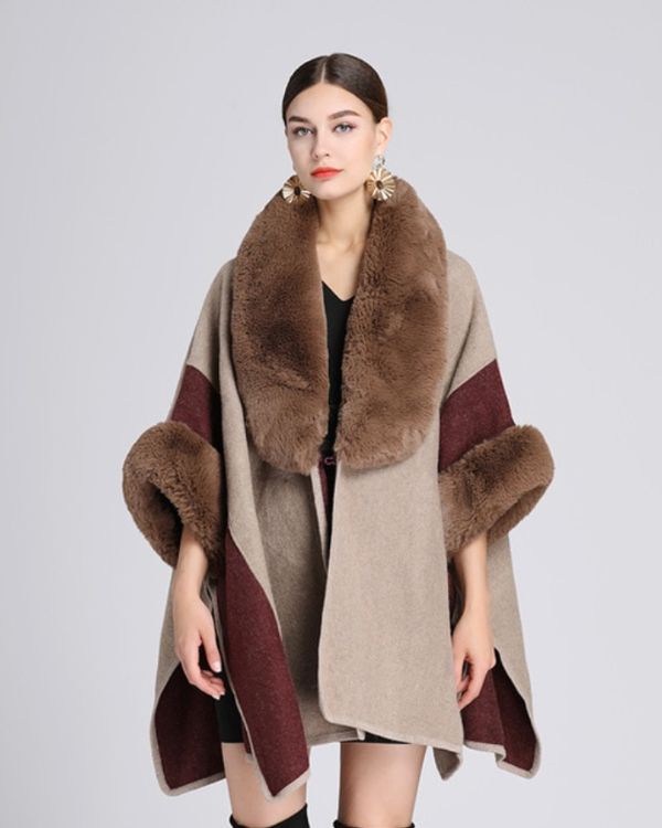 Eleganter Damen Poncho mit braunem Kragen aus Kunstfell und Kunstfell an den Aermeln