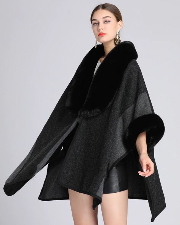 Poncho Cape in schwarz grau mit elegantem schwarzem Kunstfell Kragen und Fell an den Aermeln