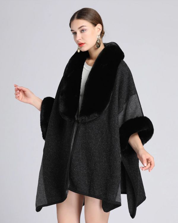 Schwarzer eleganter Damen Poncho Cape mit schwarzem Kunstfell Kragen - Fashion Capes online bestellen