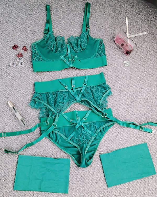 Erotisches Damen Lingerie Dessous Set aus Spitzen BH, Strapsen Halterung, Unterhose und Oberschenkel Baender