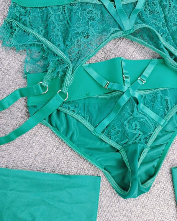 Gruenes Dessous Lingerie Set aus Spitzen Stoff - Reizvoller BH, Unterhose und Strapsen Halterung mit Oberschenkel Traeger