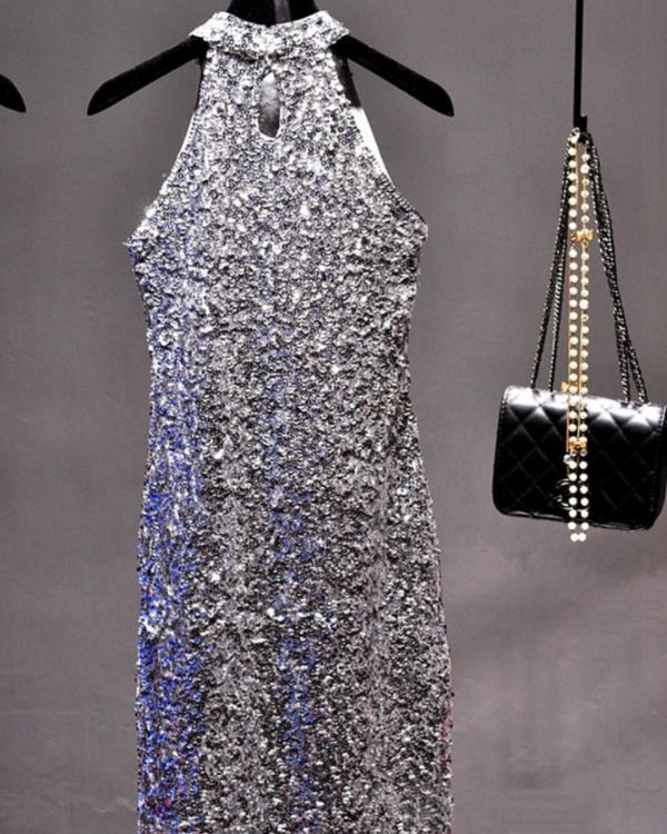 Silbernes Glitzer Pailletten Kleid - Mini Kleid eng anliegend mit Neckholder Verschluss und Aermellos