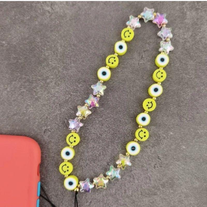 Farbige Handykette aus Clay Perlen in Smiley und Stern Form - Gelbe Perlenkette mit verspielten Perlen