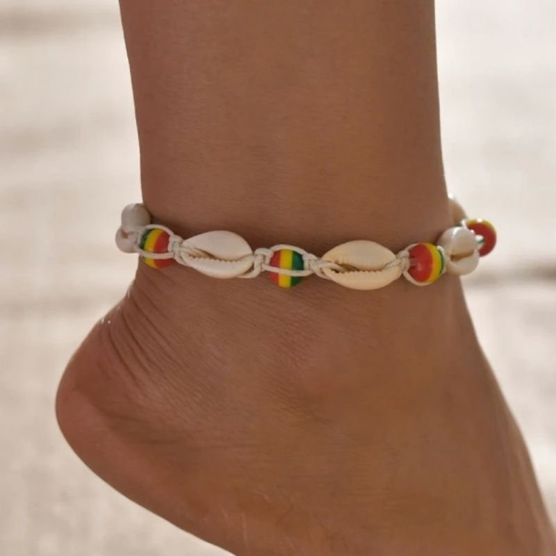 Hippie Reggae Beach Style Fusskette mit weissen Muscheln und farbigen Perlen in rot-gelb-gruen