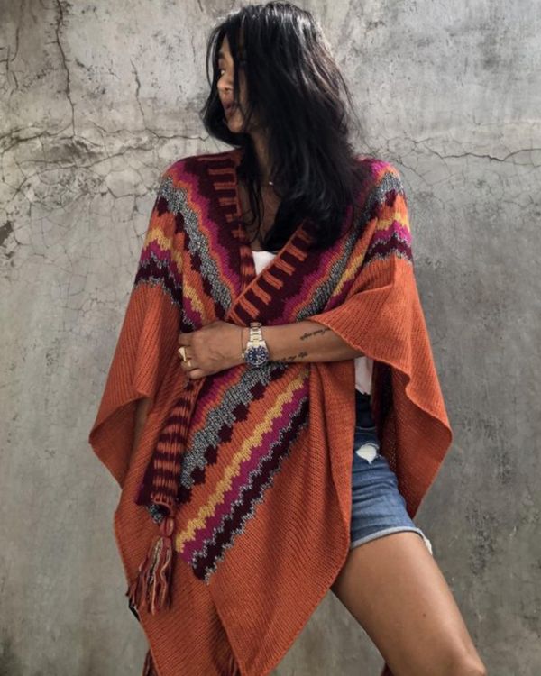 Oranger Poncho Cape Schal im Mexikanischen Style mit farbigen Streifen Zickzack Mustern