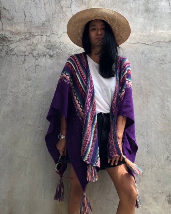 Violetter Boho Poncho Cape mit Zickzack Mustern und Pompom Fransen an den Enden