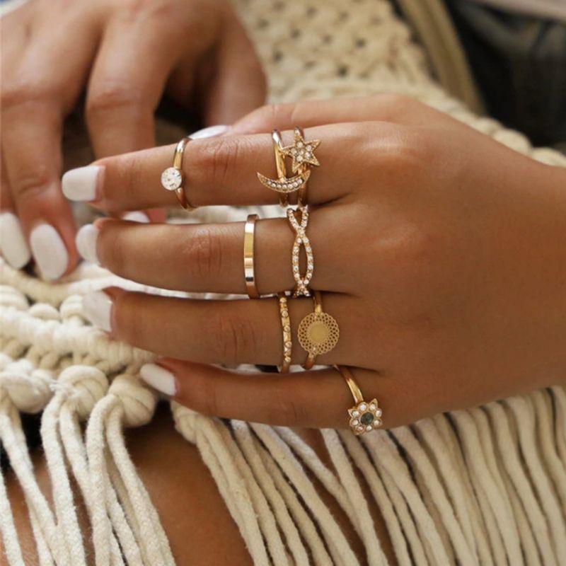 Feine goldene Ringe im Set - Knuckle Ring Damen .- Fingerringe mit Mond und Stern Symbol und Strasssteinen - Boho Modeschmuck Ring Sets