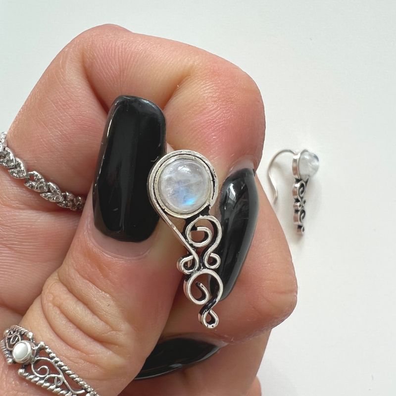 Boho Gipsy Silber 925 Ohrringe mit hellem rundem Mondstein und schnuerkel Muster 