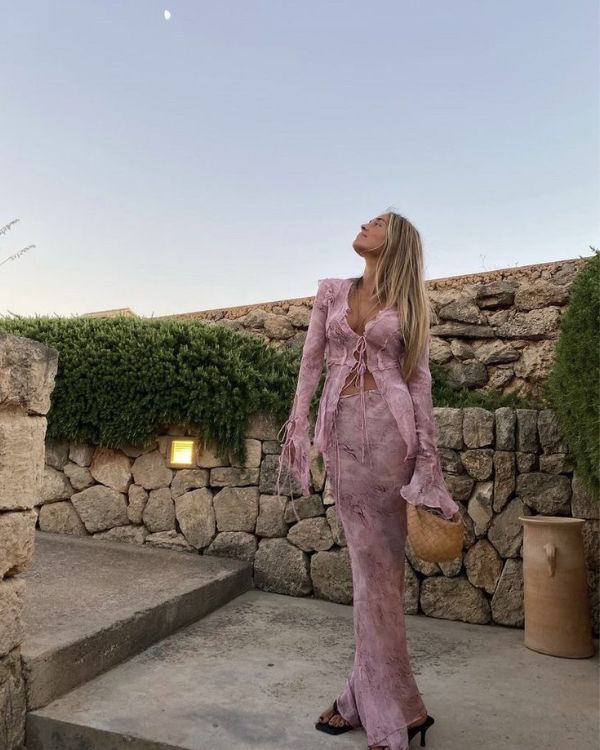 Bodenlanger leicht transparenter rosa pinker Rock mit passender Ruffle Schnuerr Bluse