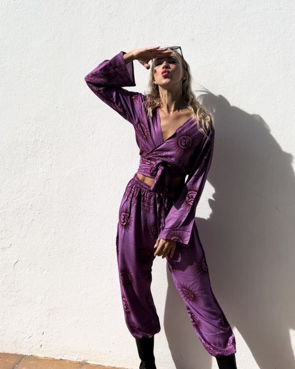 Indische Goa Fashion Zweierset aus lockerer Hose und Wickelbluse Shirt mit langen Armen - Om Symbole Kleider