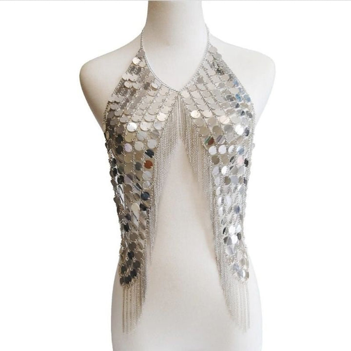 Silberner Koerperschmuck Body Schmuck Accessoires aus vielen runden Platten die ueber die Brust gehen